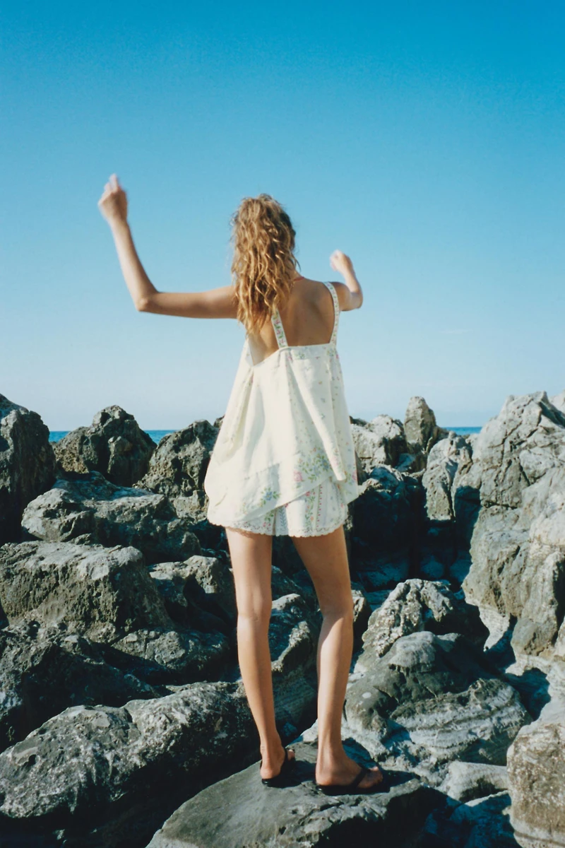 FLORAL PRINT ASYMMETRIC LINEN TOP