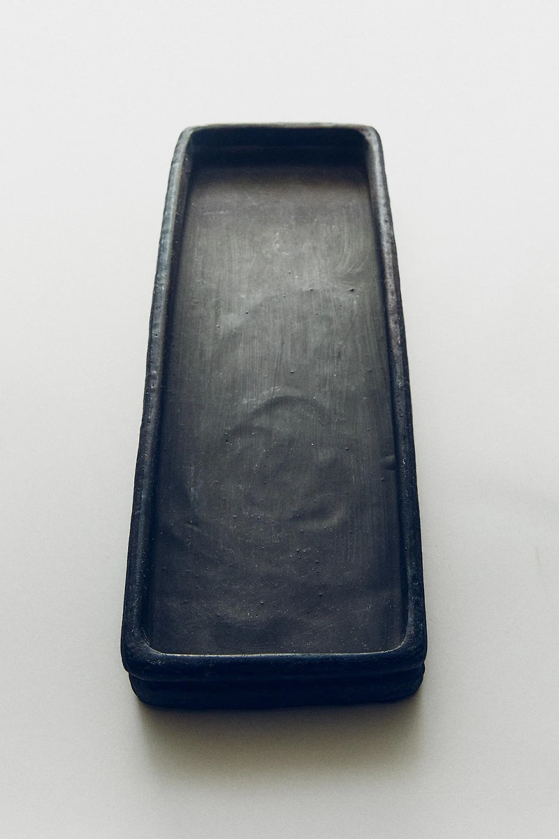 CERAMIC TRAY WITH RECTANGULAR EDGES
