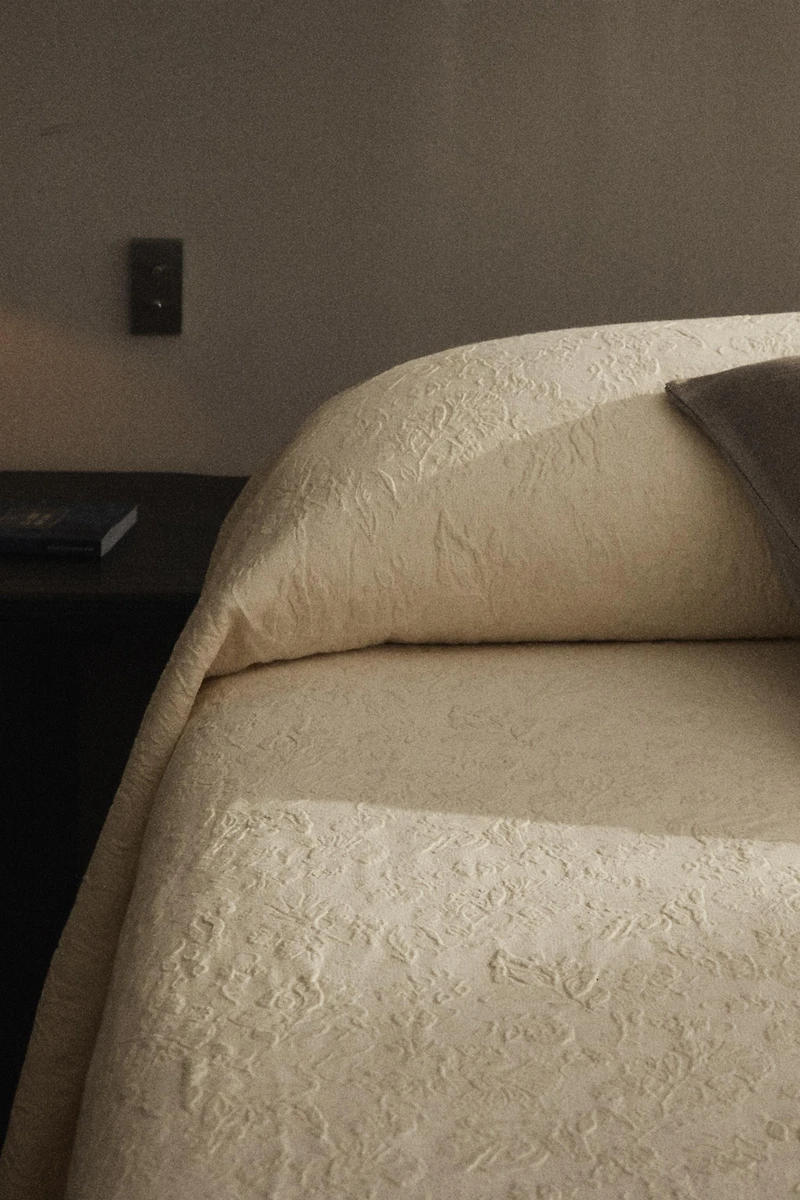 FLORAL JACQUARD BEDSPREAD