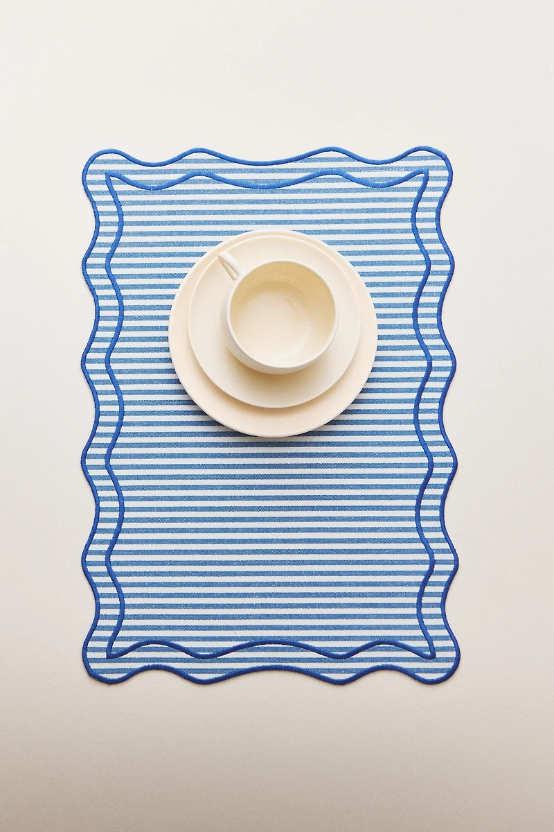 STRIPED SCALLOPED PLACEMAT