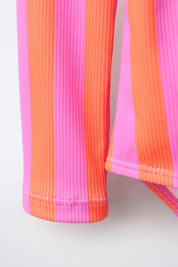 1-6 YEARS / STRIPED TEXT SWIMSUIT