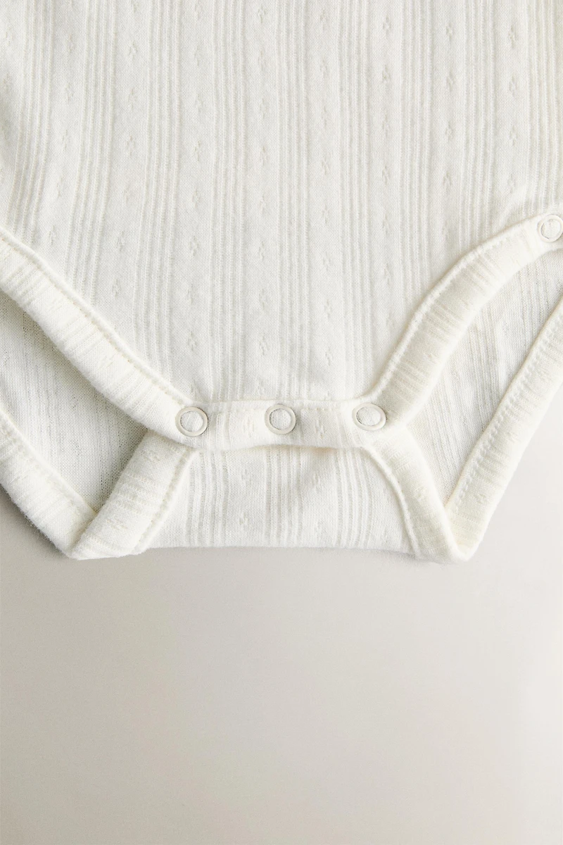 CHILDREN’S SET OF BODYSUITS