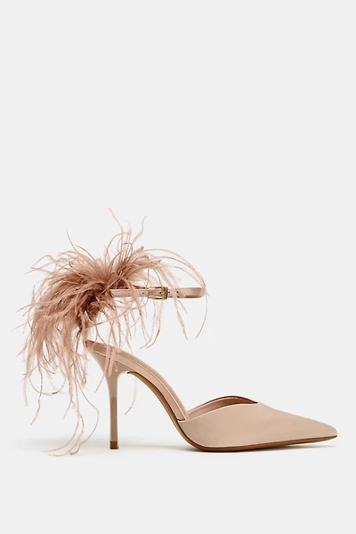 CHAUSSURES À TALONS ET PLUMES