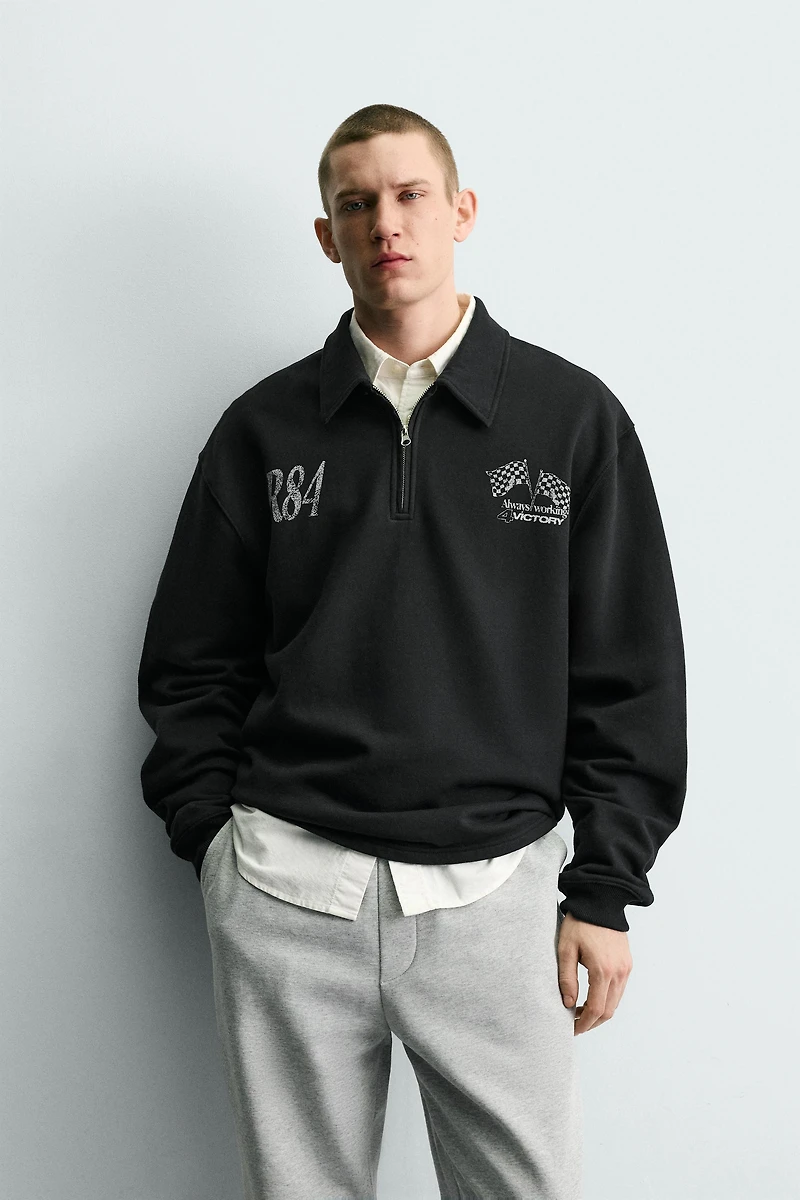 SWEAT COL ZIPPÉ INSCRIPTIONS