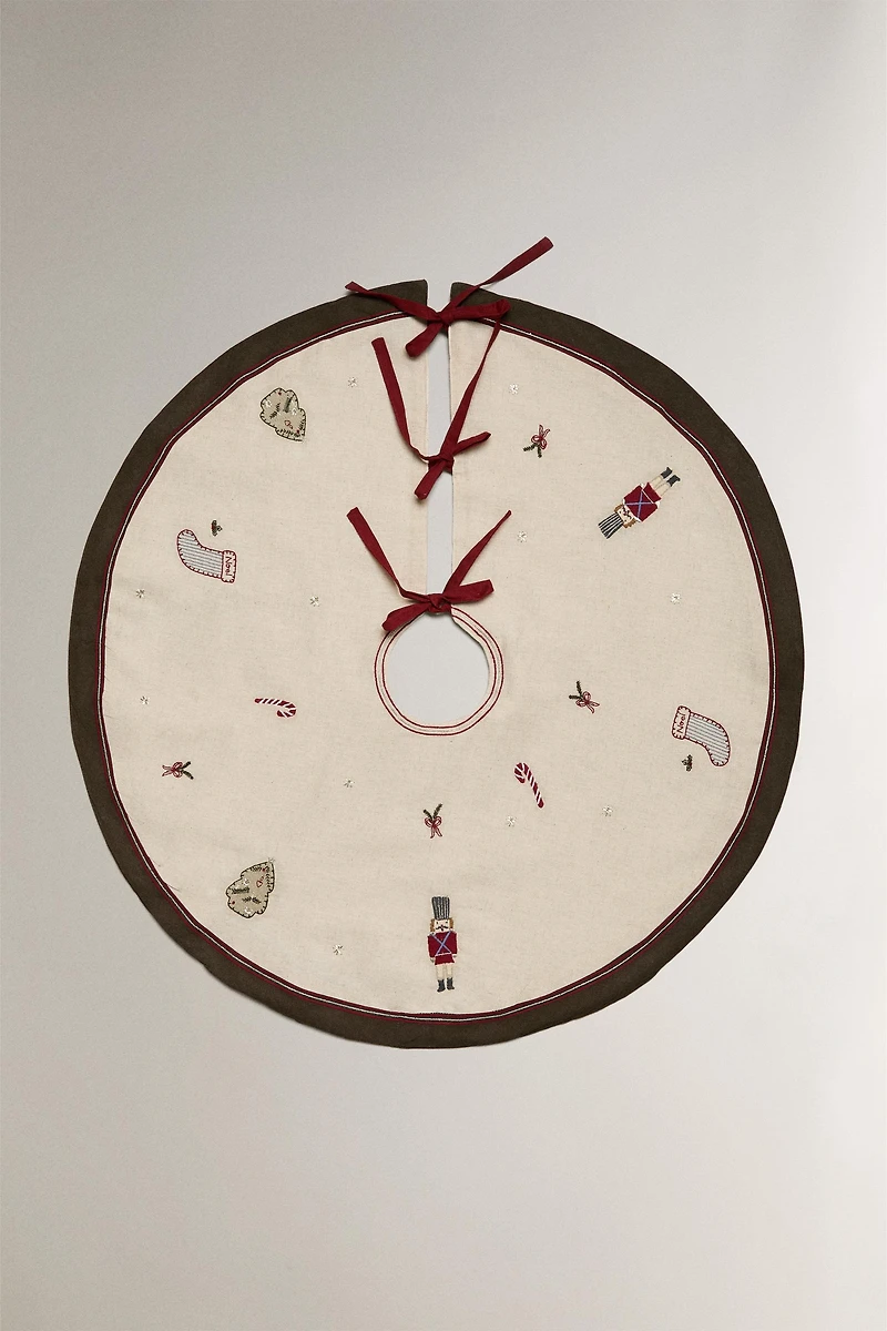 DÉCORATION PIED SAPIN BRODÉE NOËL