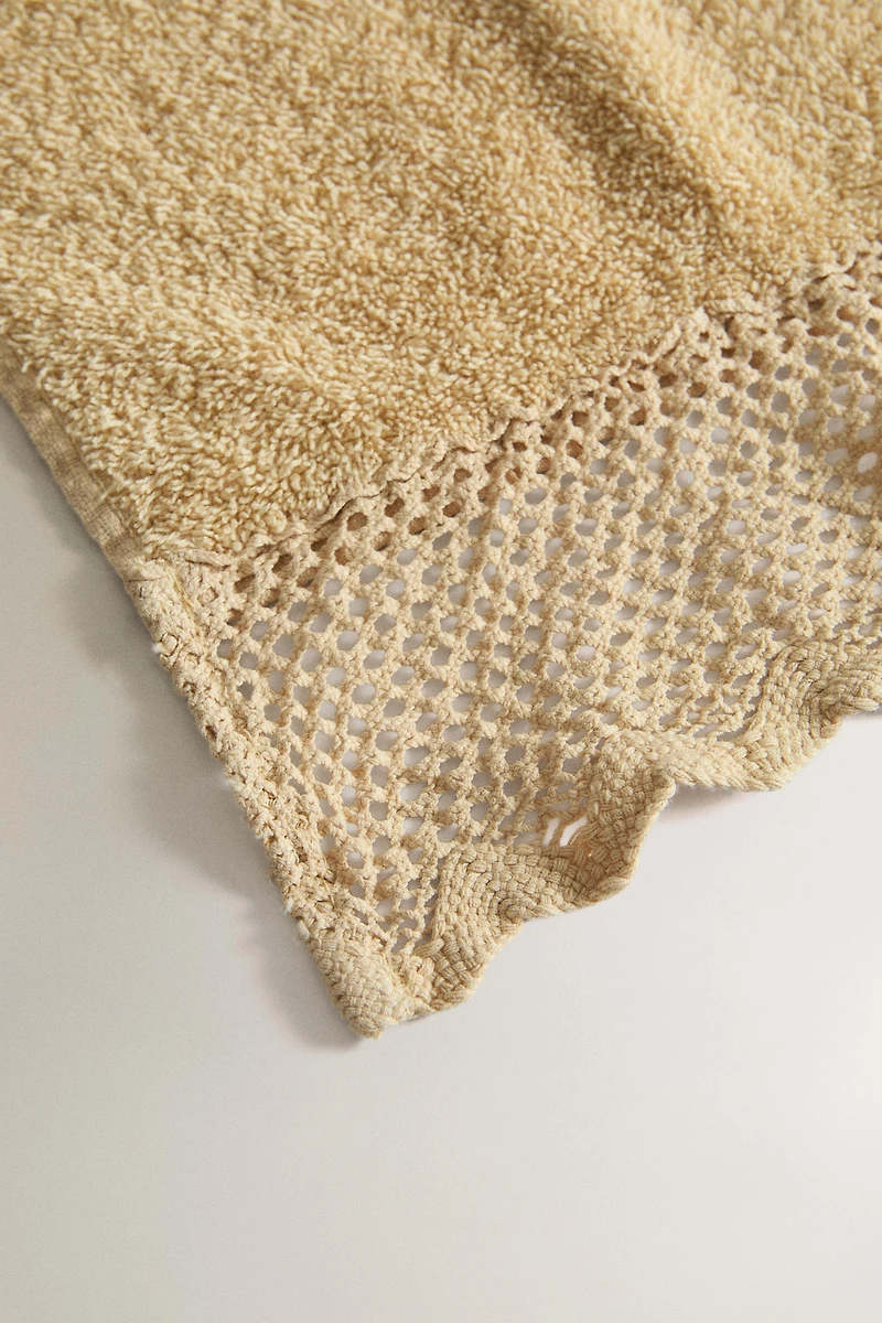 LACE TRIM BATH TOWEL