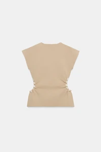 TOP EN MAILLE AJOURÉ AVEC PERLES