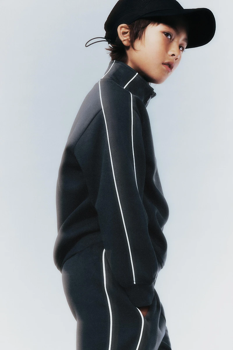 CONTRASTING TRIM TEXT SWEATSHIRT