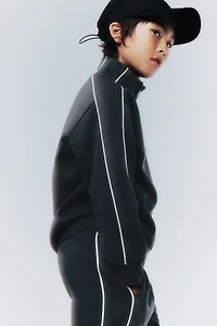 CONTRASTING TRIM TEXT SWEATSHIRT