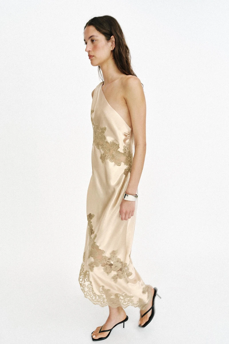 ROBE STYLE LINGERIE ASYMÉTRIQUE