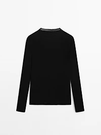 Lightweight t-shirt with collar detail