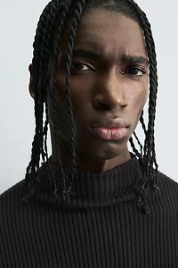 PULL CÔTELÉ À COL CHEMINÉE