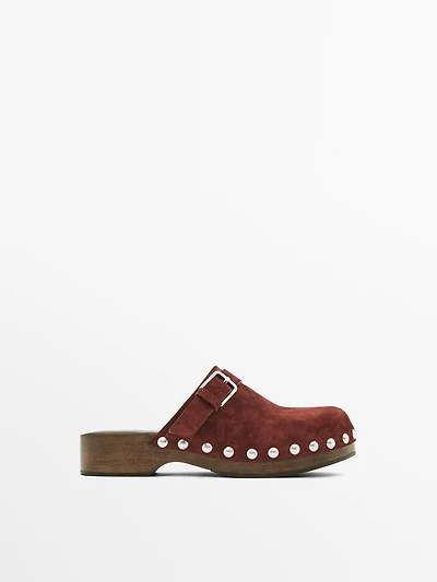Leather clogs with buckle