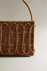 PICNIC HAMPER WITH A RATTAN HANDLE