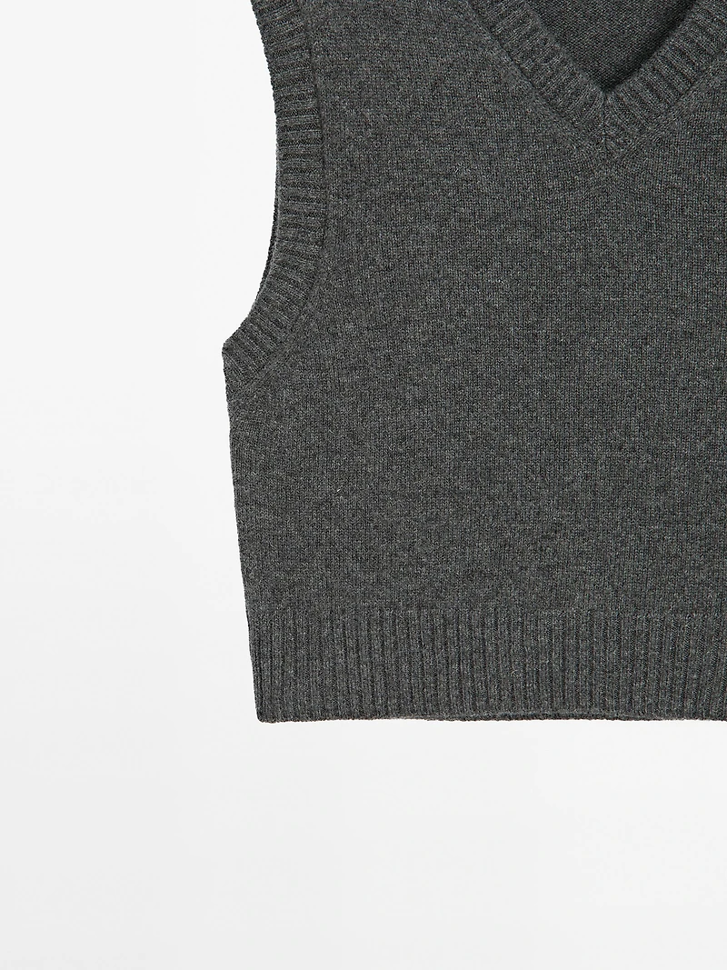 100% cashmere V-neck vest