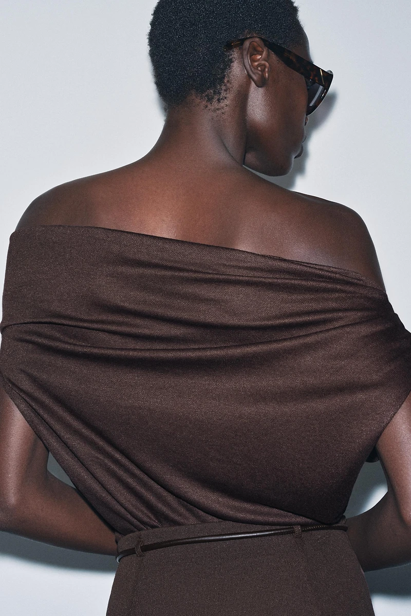 ASYMMETRIC CUT-OUT KNIT TOP