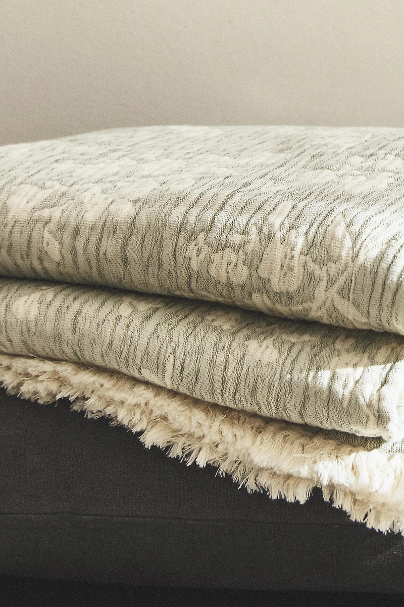 FLORAL JACQUARD BLANKET
