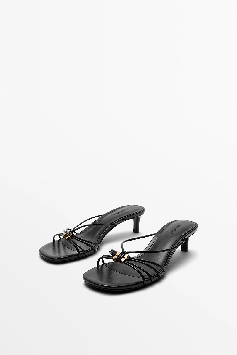 Sandale à talon brides avec ornement
