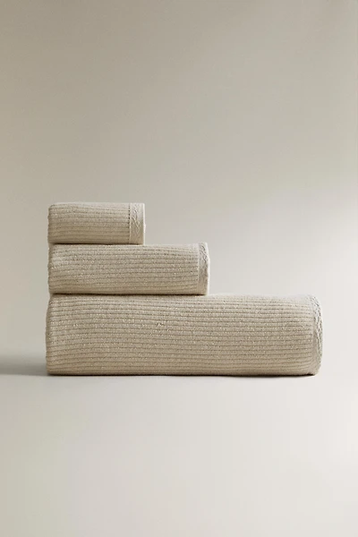 TEXTURED BATH TOWEL