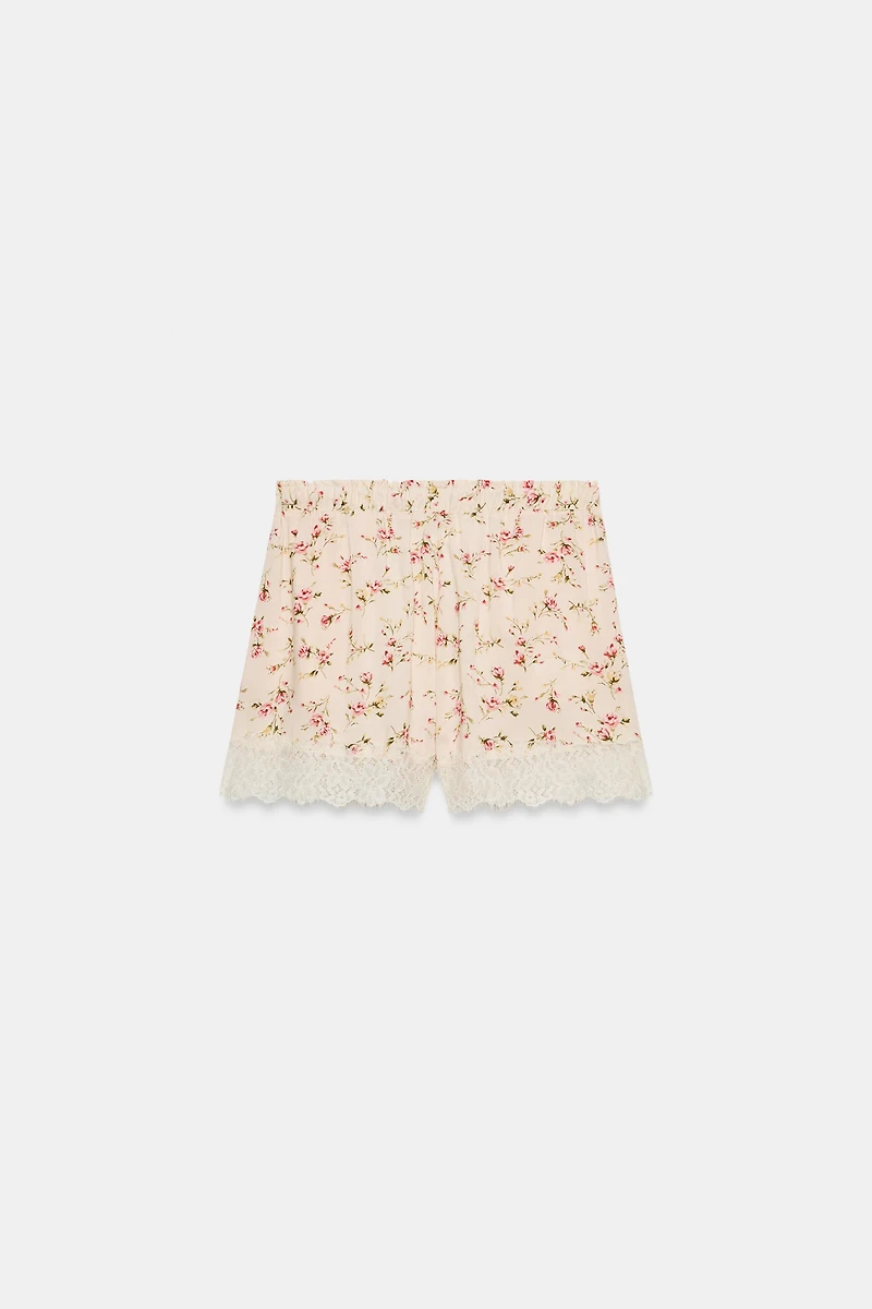 SHORT À IMPRIMÉ FLEURI ET DENTELLE