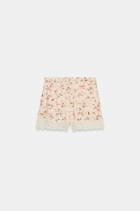 SHORT À IMPRIMÉ FLEURI ET DENTELLE