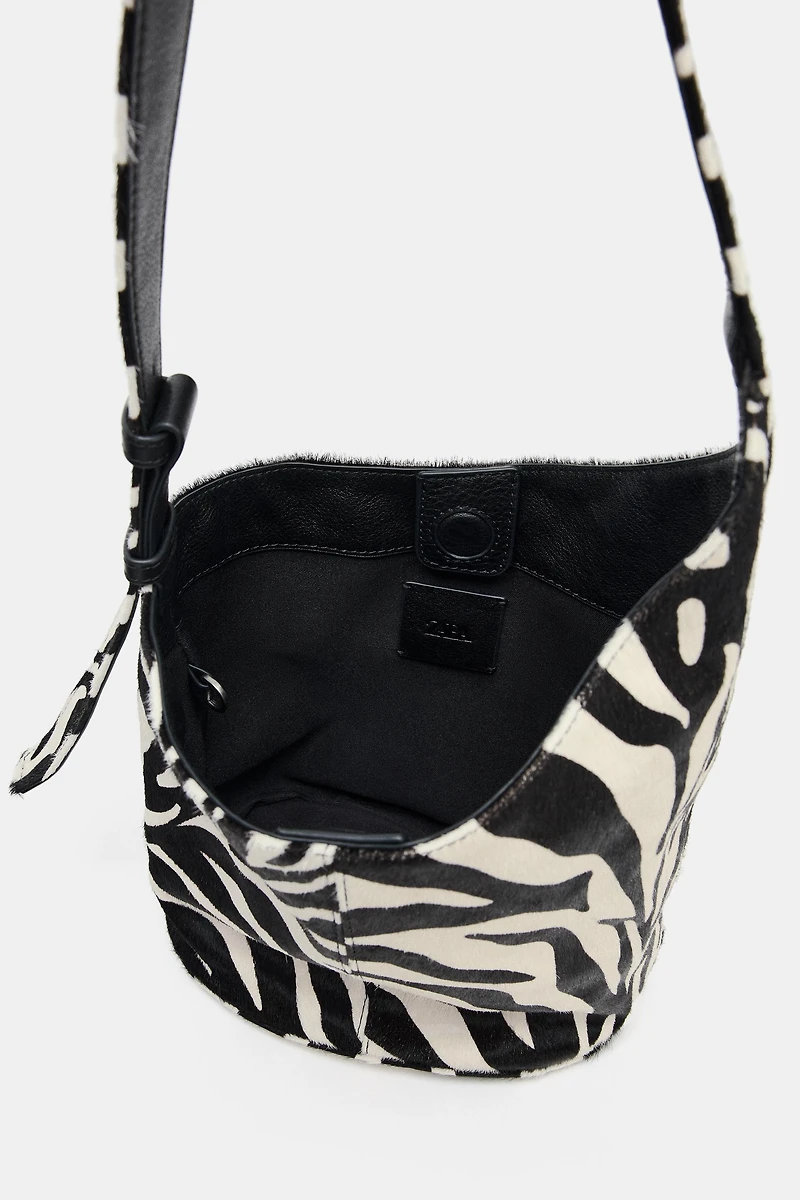 MINI SAC SEAU SOUPLE EN CUIR ASYMÉTRIQUE