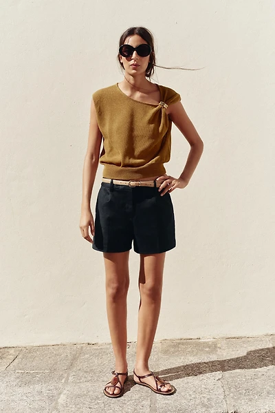 BELTED SHORTS WITH DARTS