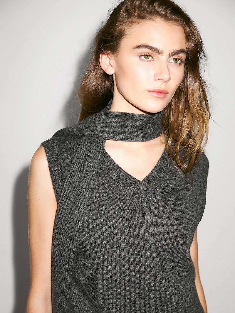 100% cashmere V-neck vest