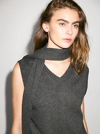 100% cashmere V-neck vest