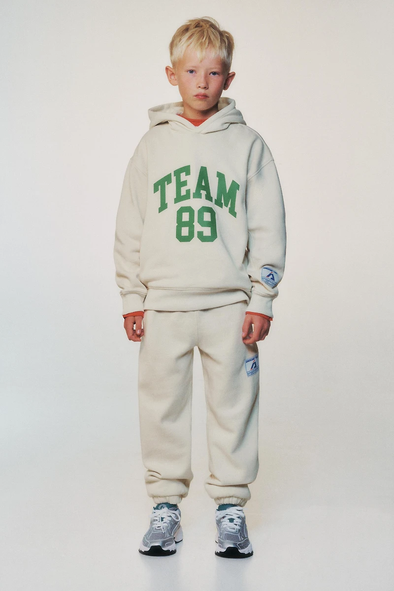 SWEAT DE JOGGING À CAPUCHE ET INSCRIPTION