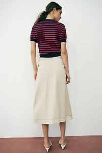 JUPE À CEINTURE ET SURPIQÛRES EN CONTRASTE