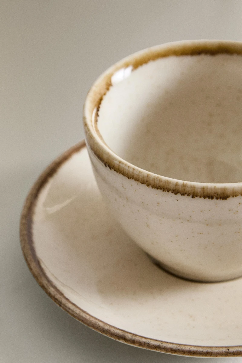 PORCELAIN TEACUP WITH ANTIQUE FINISH RIM
