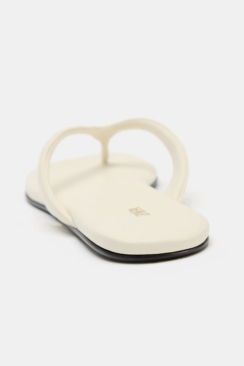 FLAT TOE-LOOP SANDALS