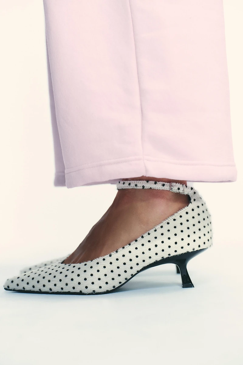 CHAUSSURES À TALONS EN CUIR AVEC EFFET FOURRURE POIS