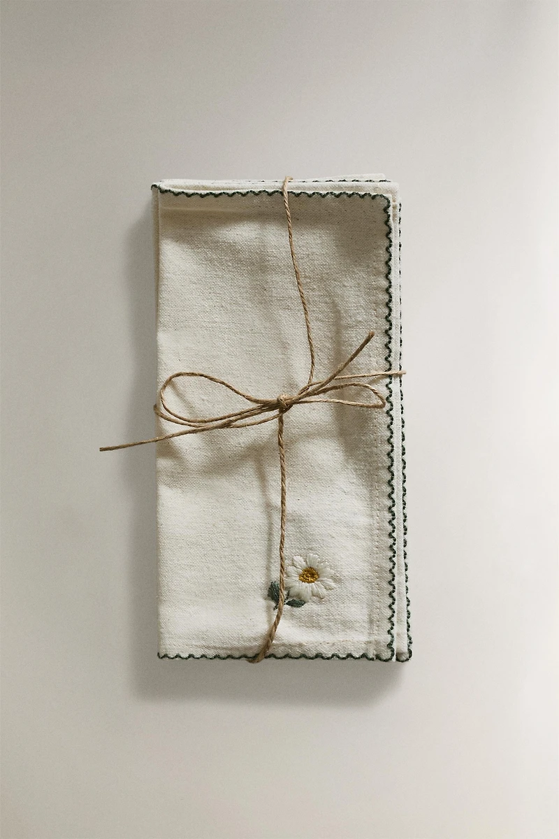 SET OF FLORAL EMBROIDERED NAPKINS (PACK OF 4)