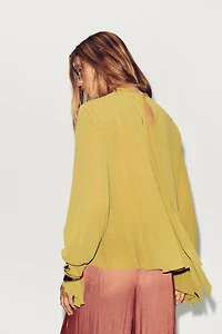 FLOWY RUFFLED BLOUSE