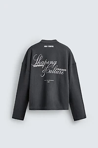 TEXTURED PRINTED TEXT SWEATSHIRT
