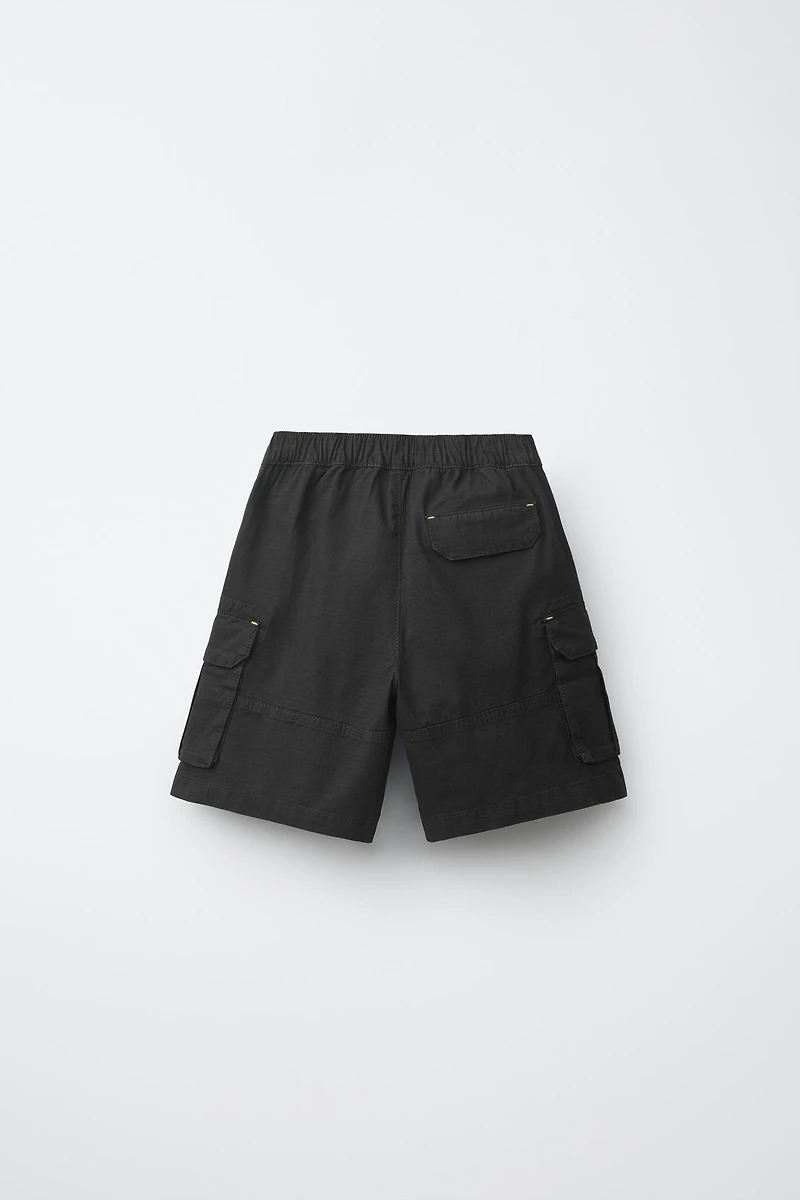 TEXTURED CARGO SHORTS