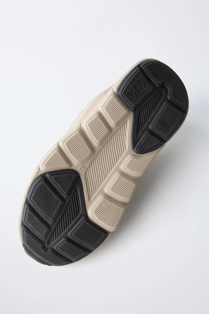 SNEAKER WITH SOLE DETAIL