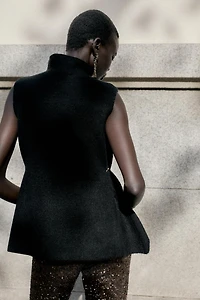 TOP EN MAILLE ASYMÉTRIQUE À DÉCORS LATÉRAUX