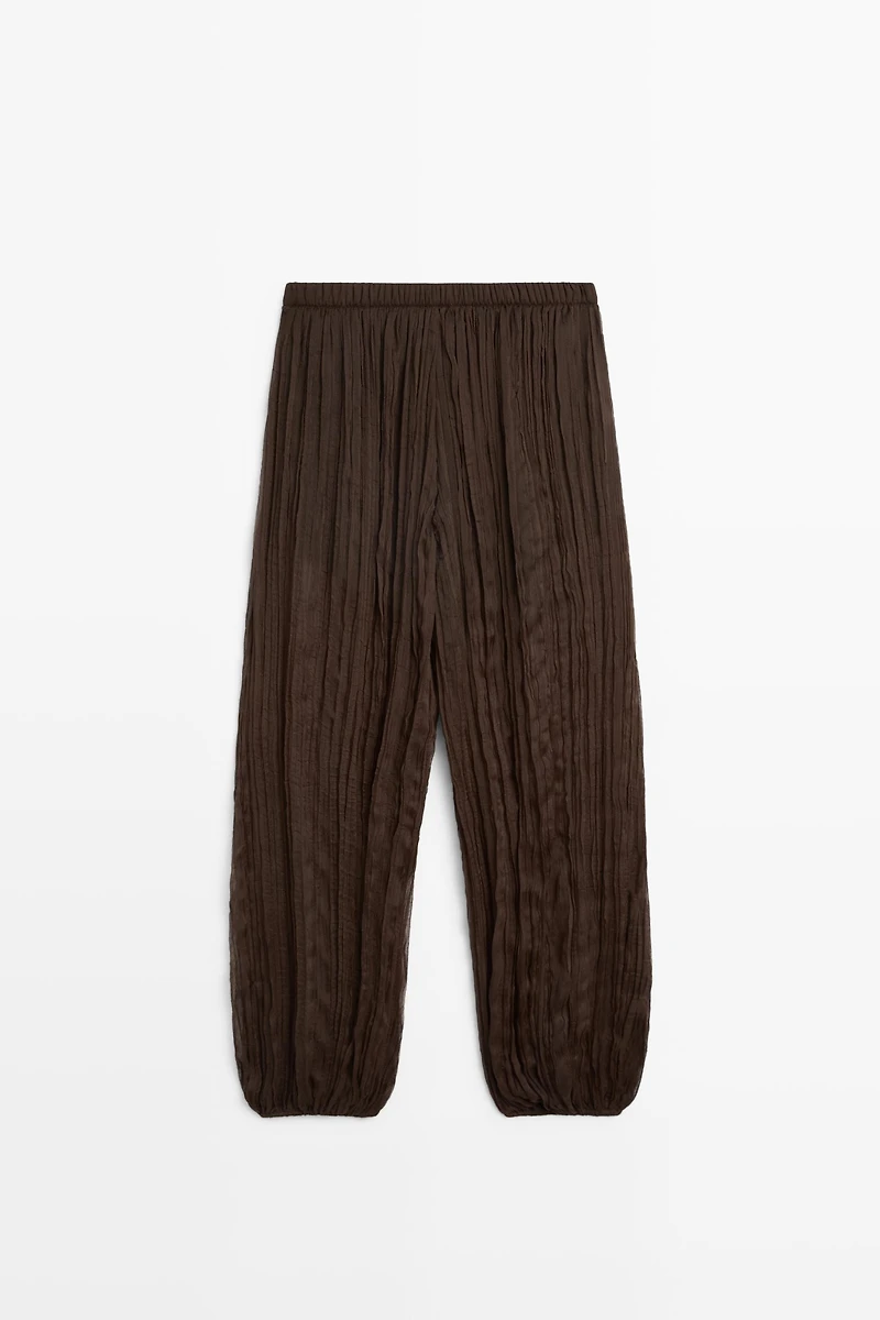 Total look flowing pants
