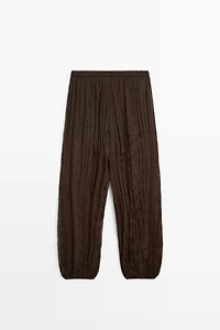 Total look flowing pants