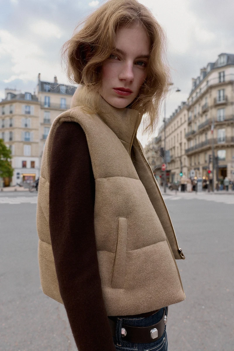 GILET COURT REMBOURRÉ EN MAILLE