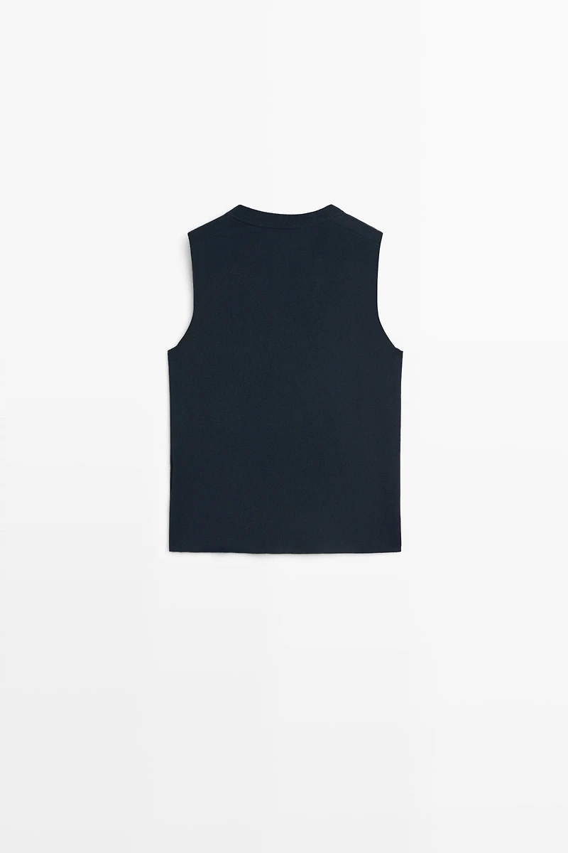 Fine-knit vest with covered buttons