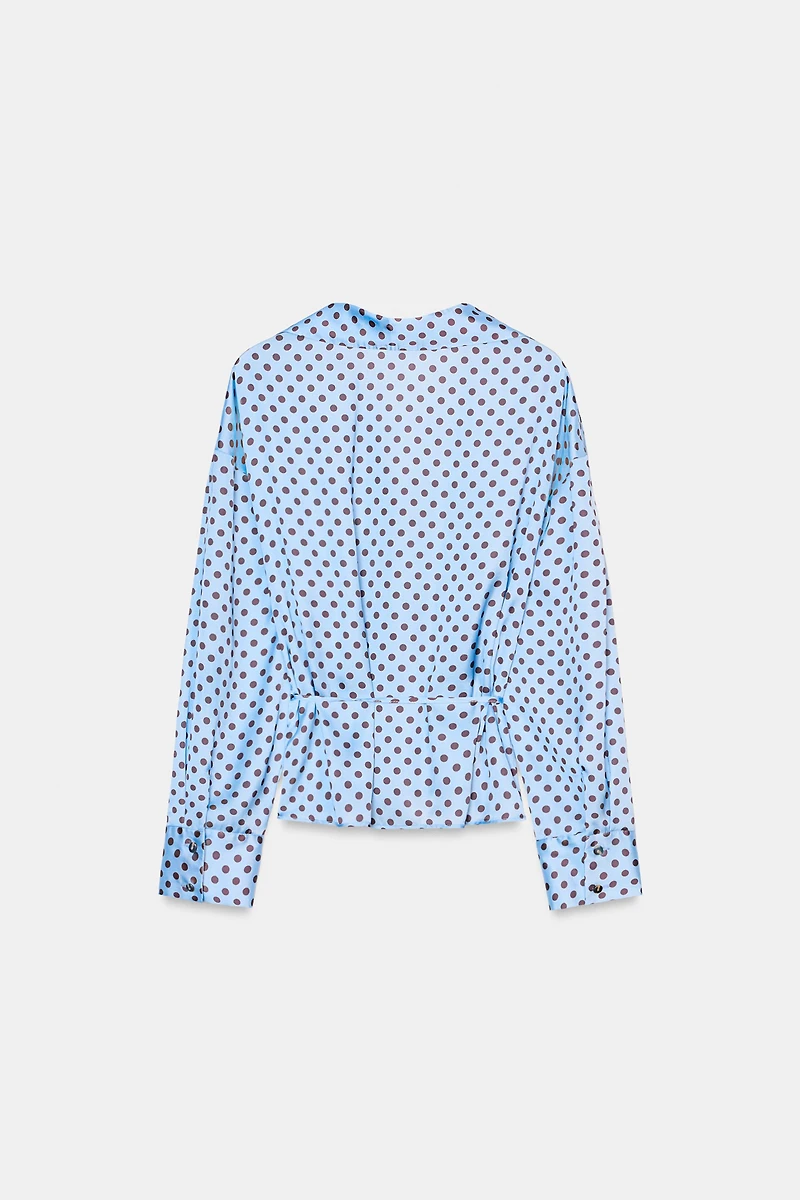 CHEMISE SATINÉE À POIS AVEC CEINTURE