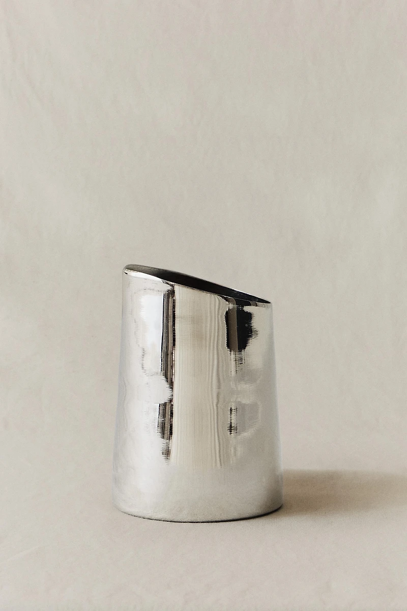 VASE EN ACIER