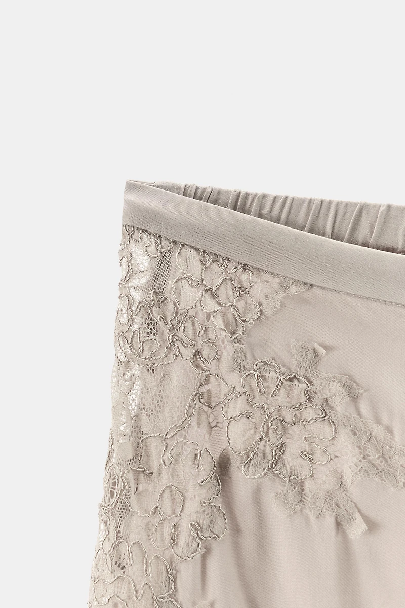 PANTALON SATINÉ DENTELLE OUVERTURES