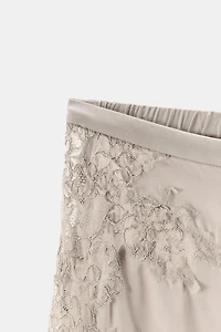 PANTALON SATINÉ DENTELLE OUVERTURES