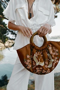 SAC ÉVENTAIL BRODERIES FLEURS OISEAUX