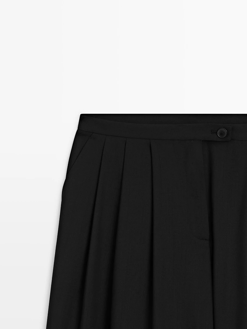 Flowing trousers with darts